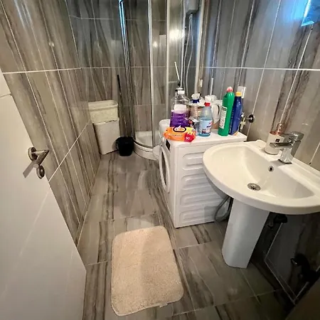 Entire House 2 Bedrooms, 1 Dbl 1 Bunk Bed, Private Garden, Pool And Secure Appartement *